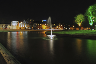 900500 Gezicht op de opnieuw aangelegde Stadsbuitengracht te Utrecht, vanaf de Daalsesingel, met een fontein, bij ...